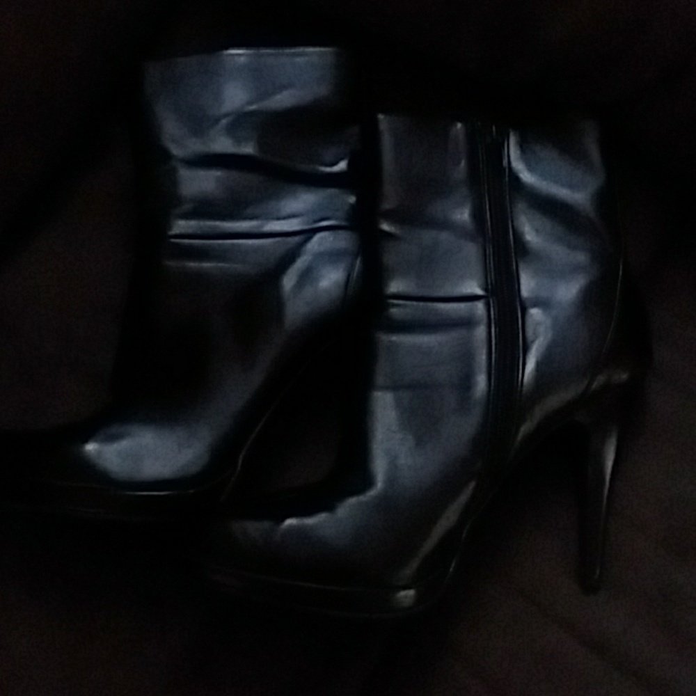 Balck mid lenght boots Nine West
